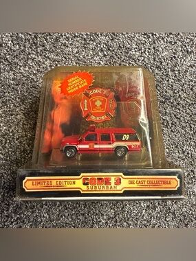 Code3 - 1/64 Boston Fire Department GMC  Suburban D9 Division Commander Model